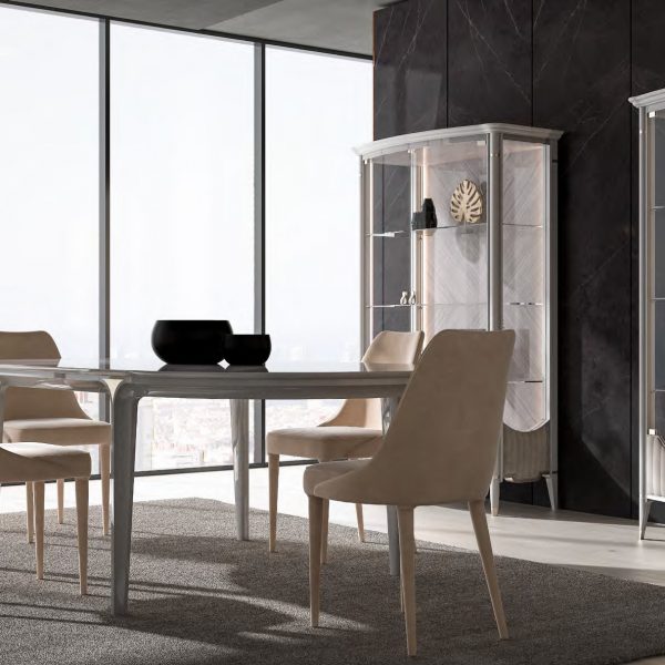 GHEZZANI-ARREDAMENTI-Collezione-NAVIGLI-DINING-PARIS-tavolo-table-in-dining-room-con-vetrina-SOLITAIRE-e-sedia-MONTEPENNY